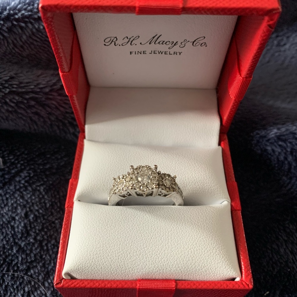 Macys Fine Jewelry size 7 silver ring